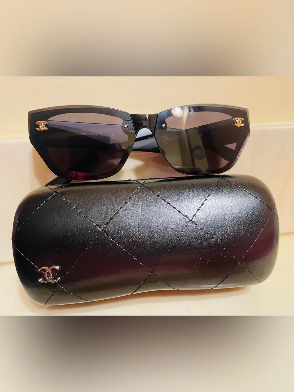 Sunglasses black and gold cha-nel with case and box